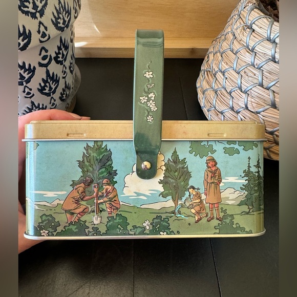 SOLD 💚 Adorable Girl Scouts Camping Pail Tin Box w/ Handle - Picture 2 of 11
